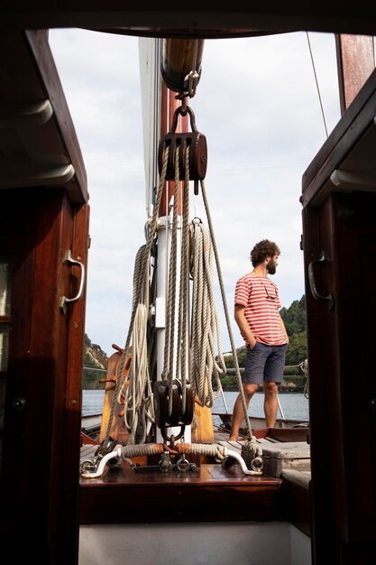 Hombre viajando en barco en san sebastian