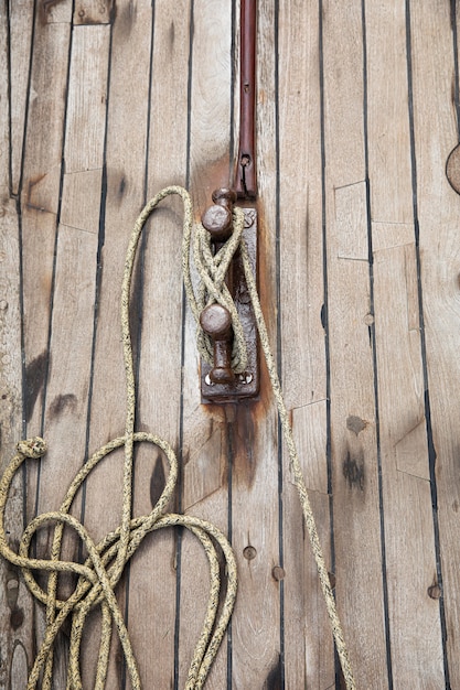 Foto gratuita hombre viajando en barco en san sebastian