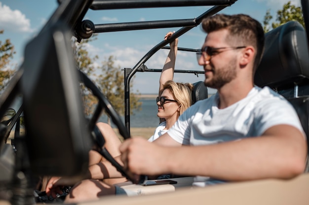 Hombre viajando en coche con sus amigos