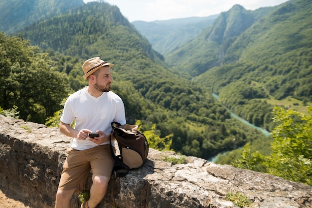 Hombre viajando solo en montenegro