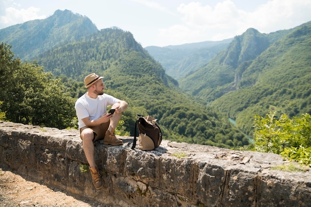 Hombre viajando solo en montenegro