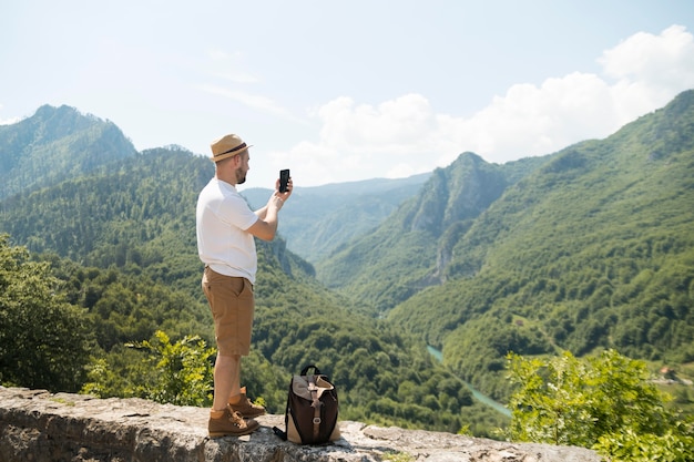 Hombre viajando solo en montenegro