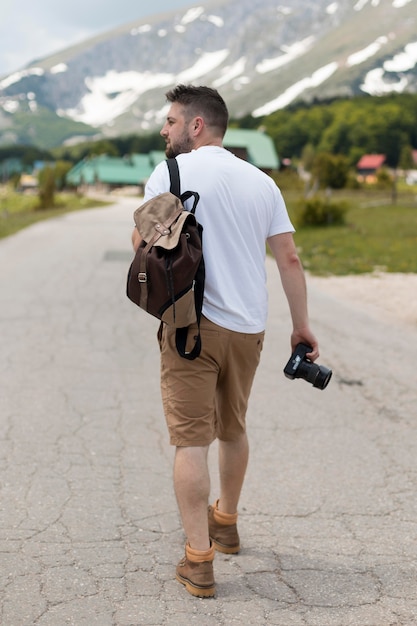 Foto gratuita hombre viajando solo en montenegro