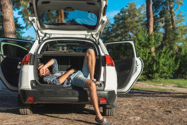 Hombre en un viaje por coche