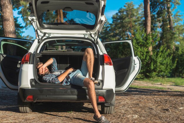 Hombre en un viaje por coche