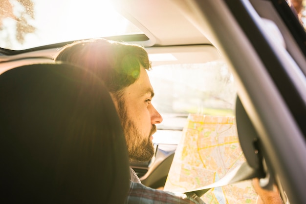 Hombre en viaje de coche