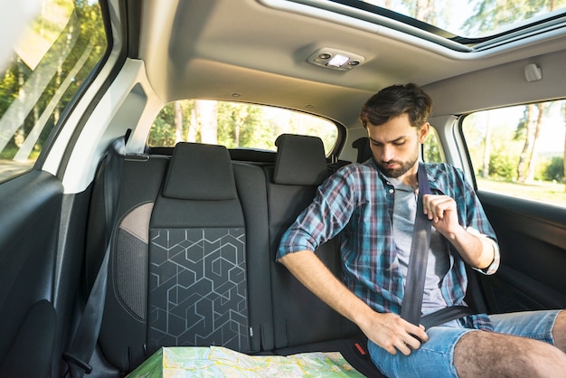 Hombre en un viaje por coche