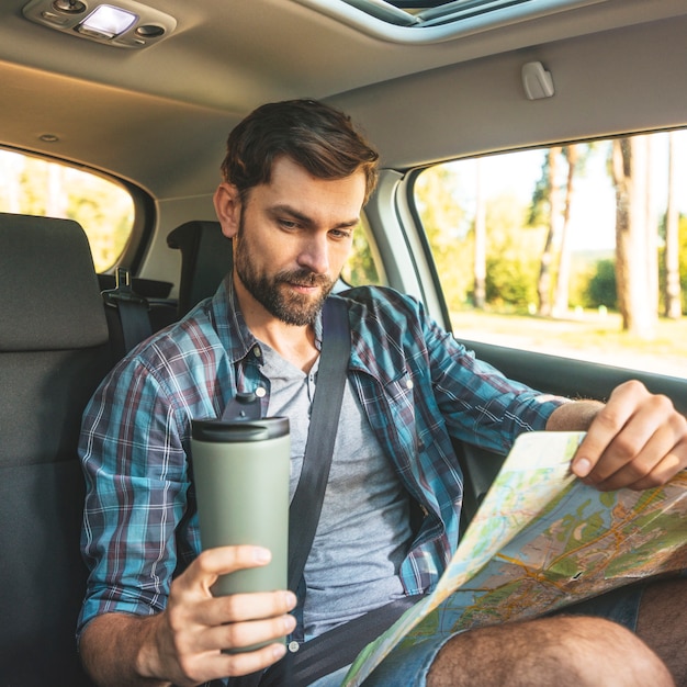 Foto gratuita hombre en un viaje por coche