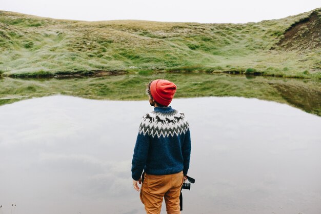 Hombre viajero caminar arund paisaje islandés