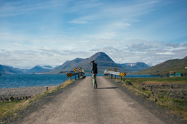 Hombre viajero con mochila explora islandia