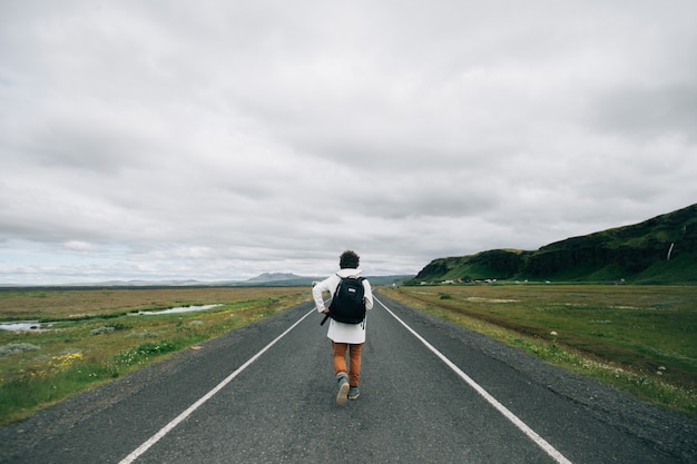 Hombre viajero con mochila explorar islandia