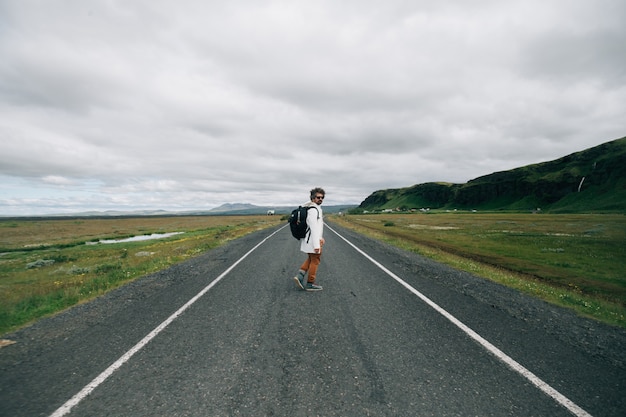 Hombre viajero con mochila explorar islandia