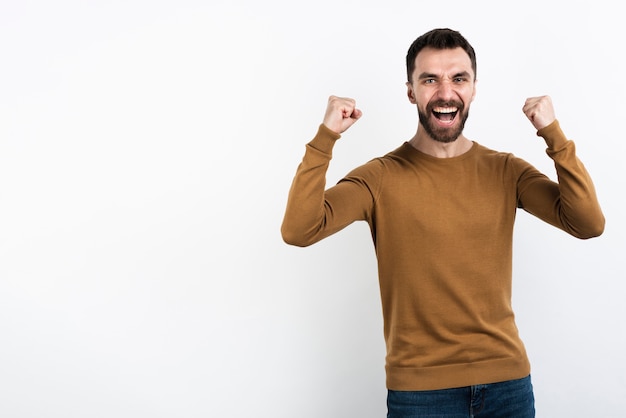 Foto gratuita hombre victorioso posando con espacio de copia