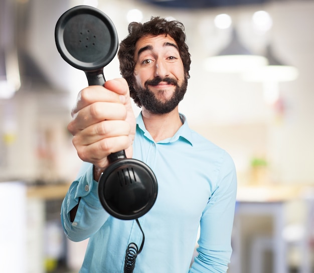 Foto gratuita hombre con un viejo teléfono