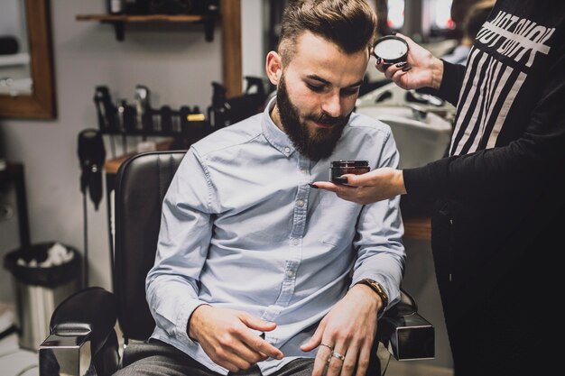 Hombre viendo cosméticos en peluquería