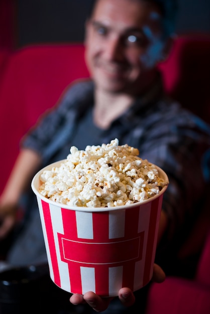 Foto gratuita hombre viendo película en el cine