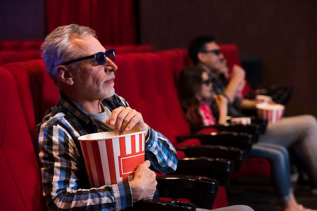 Hombre viendo película en el cine