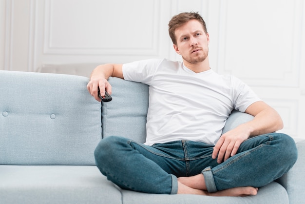 Hombre viendo una película en tv