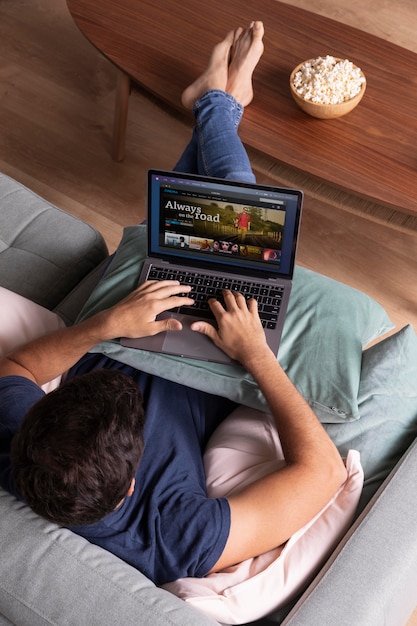 Hombre viendo servicio de streaming en su computadora portátil