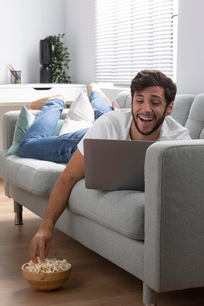 Hombre viendo servicio de streaming en su computadora portátil
