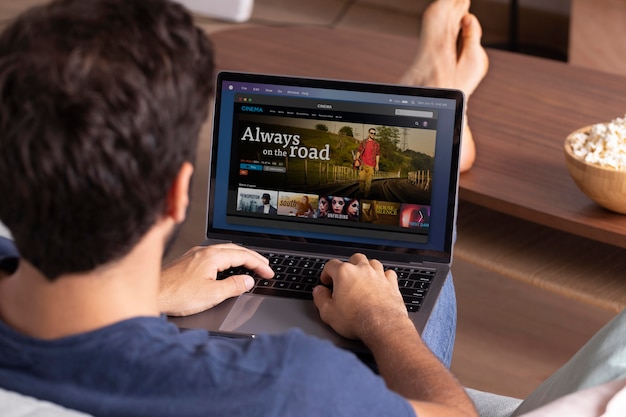 Hombre viendo servicio de streaming en su computadora portátil