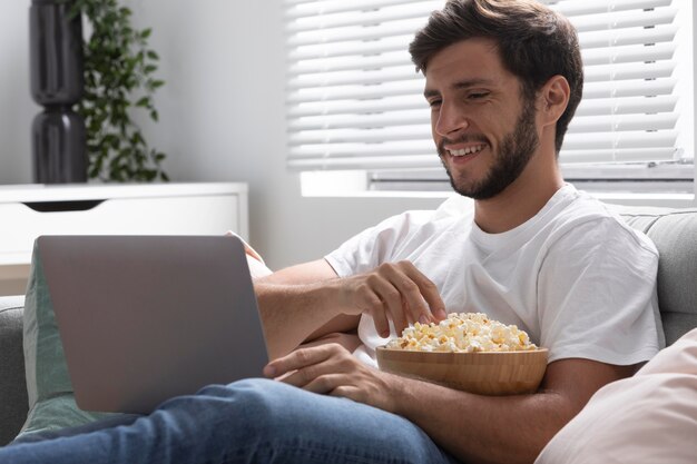 Hombre viendo servicio de streaming en su tableta en casa