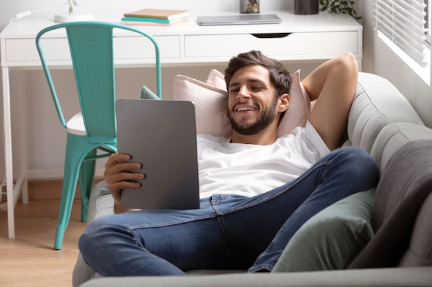 Hombre viendo servicio de streaming en su tableta