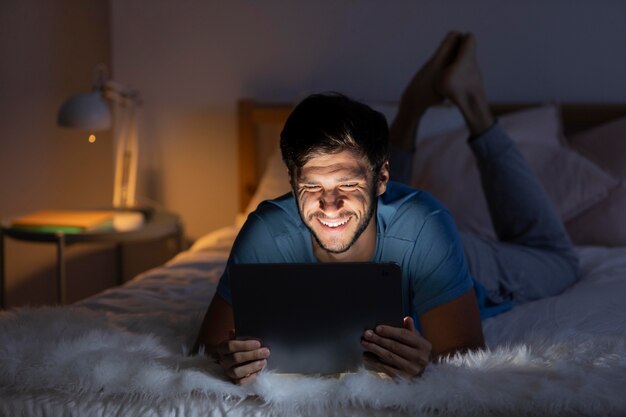 Hombre viendo servicio de streaming en su tableta