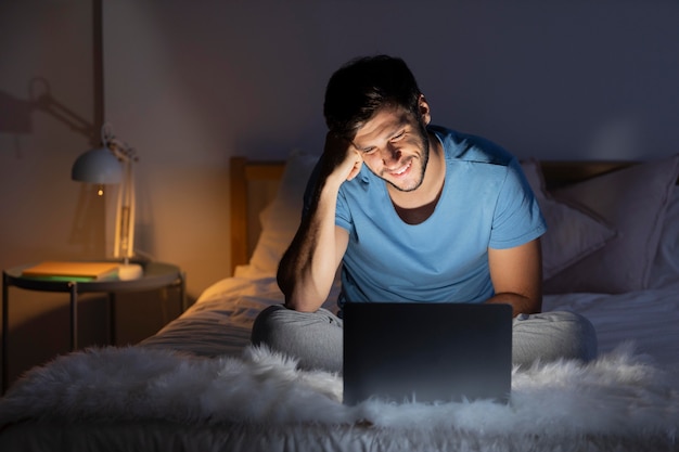 Hombre viendo servicio de streaming en su tableta