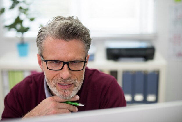 Hombre vigilante con computadora en la oficina