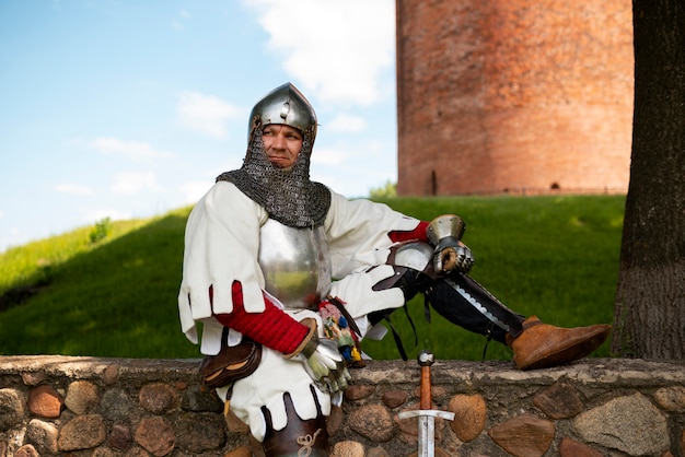 Foto gratuita el hombre de la vista delantera posando como un soldado medieval