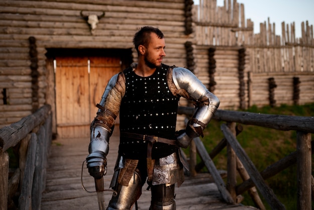 El hombre de la vista delantera posando como un soldado medieval