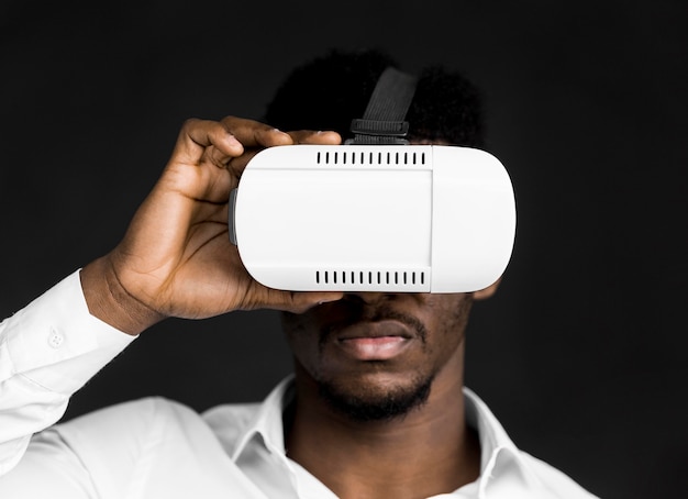 Foto gratuita hombre de vista frontal con casco de realidad virtual
