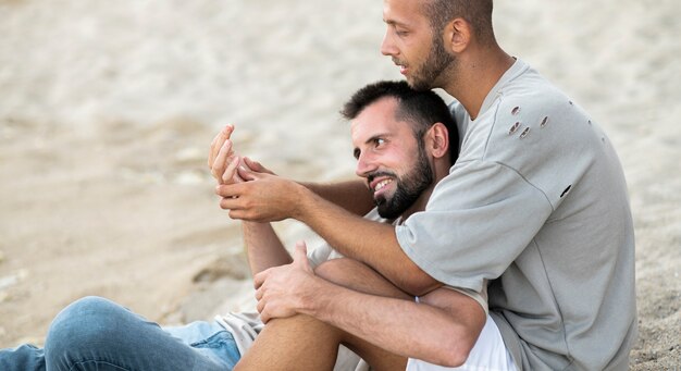 Foto gratuita hombre de vista lateral masajeando la palma de su novio