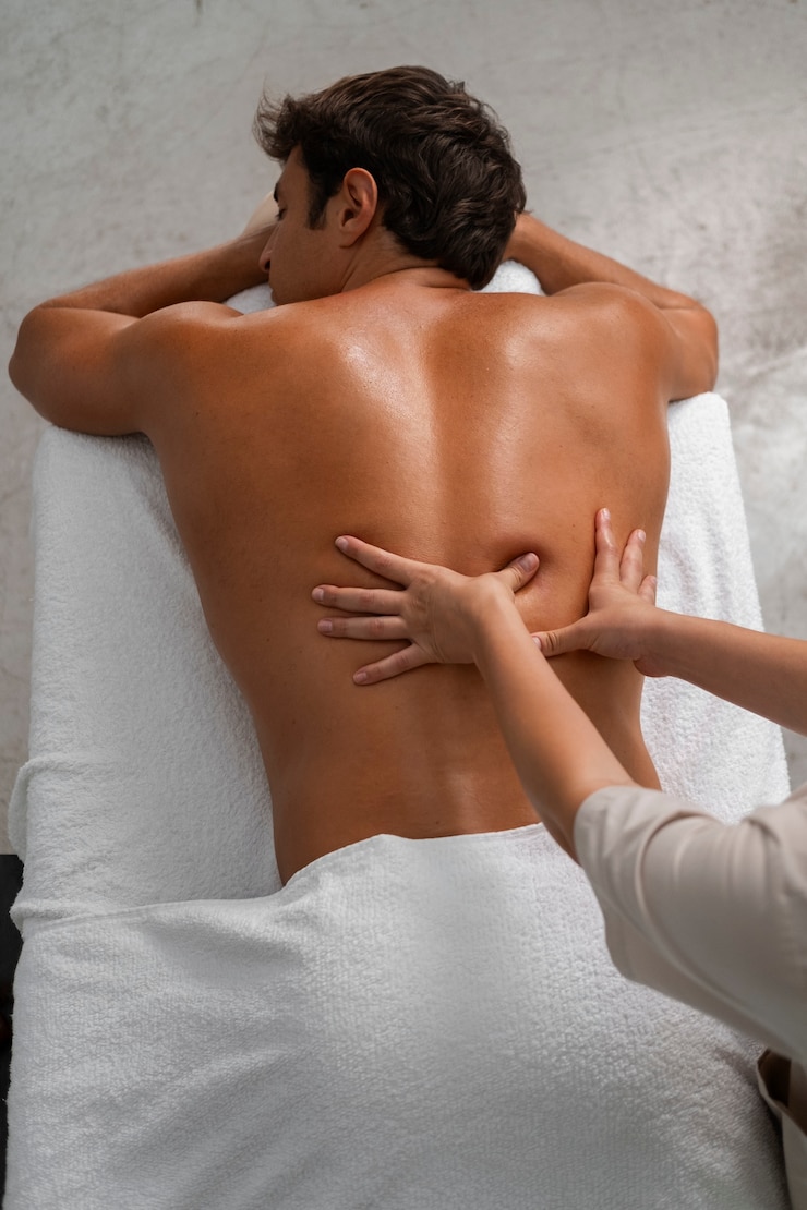 Foto gratuito el hombre de la vista superior se relaja en el spa