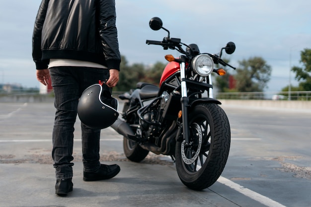 Hombre de vista trasera con motocicleta al aire libre