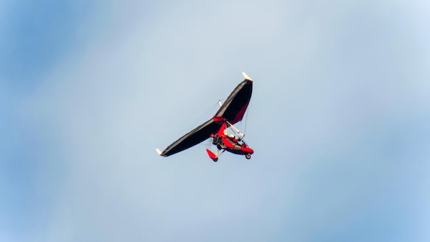 Hombre volando en ala delta motorizado en Liverpool Reino Unido