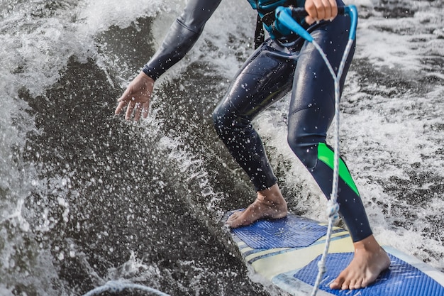 Foto gratuita hombre en wakesurfing. ola desde el barco.