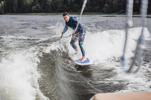 hombre en wakesurfing. Ola desde el barco.