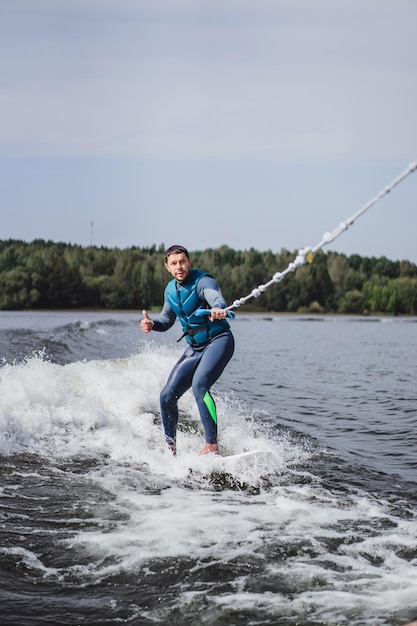 hombre en wakesurfing. Ola desde el barco.