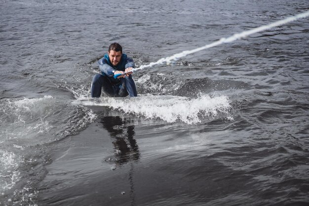 hombre en wakesurfing. Ola desde el barco.