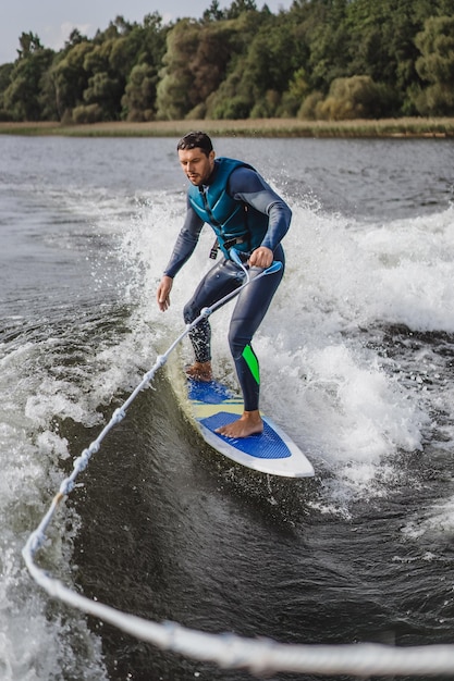 Foto gratuita hombre en wakesurfing. ola desde el barco.