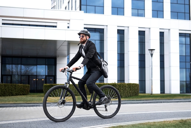 Hombre yendo a trabajar en bicicleta tiro completo