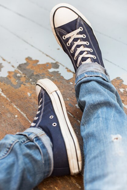 Hombre en zapatillas de deporte