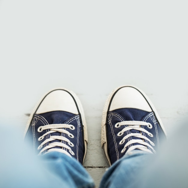 Hombre en zapatillas de deporte