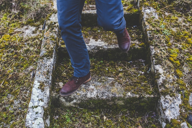 Foto gratuita hombre con zapatos bajando unas escaleras