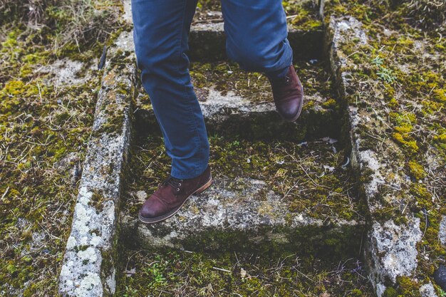 Hombre con zapatos bajando unas escaleras