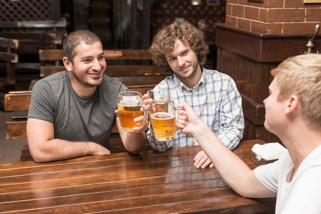 Hombres adultos celebrando en la barra