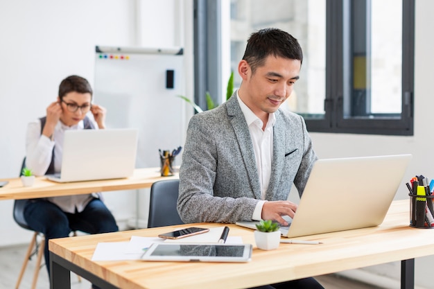 Hombres adultos trabajando en proyecto en la oficina