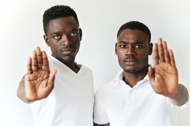 Hombres afroamericanos en camisetas blancas